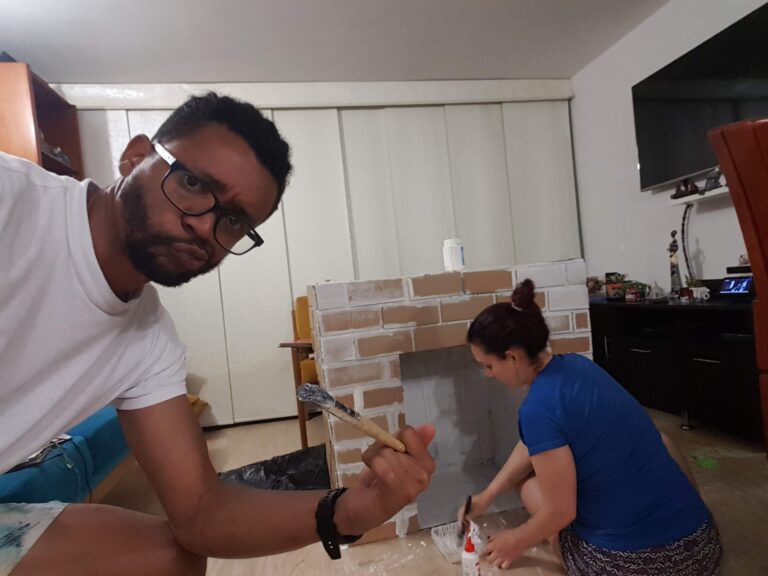 Saúl y Pao, haciendo una chimenea para navidad